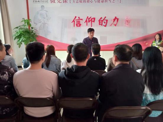图4参观纪念馆