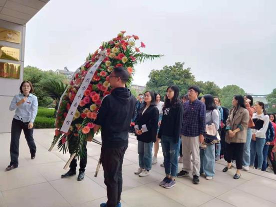 图2敬献花圈