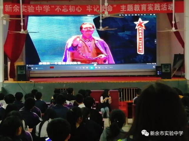 图8观看致敬表演《时空对话》